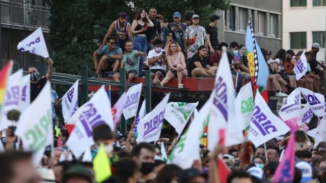 Simpatizantes de Gabriel Boric agitan banderas con su nombre