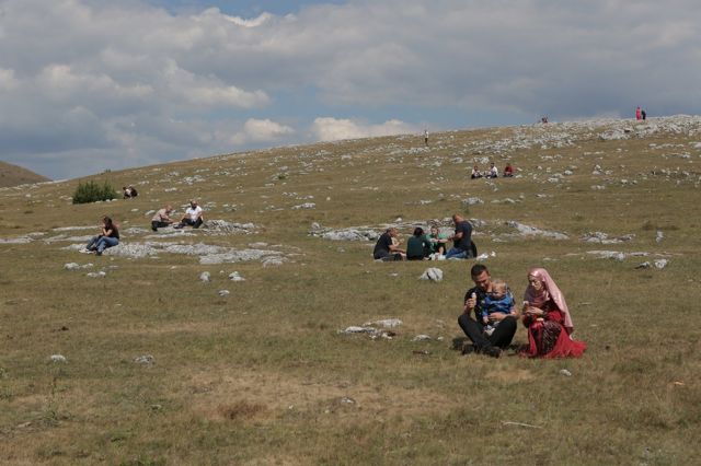 Nakon što je program završen i većina gostiju se razišla, pojedine porodice ostaju na obroncima brda Trojan uživajući ne svežem vazduhu.