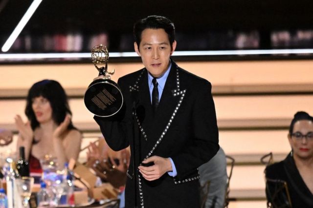 Lee Jung-jae, uno de los protagonistas de "El juego del calamar", con su Emmy.