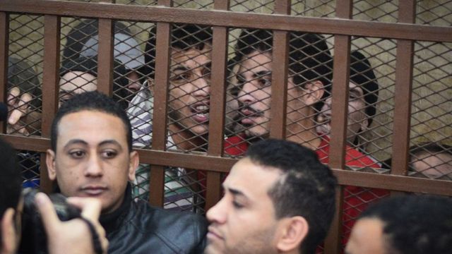 Un grupo hombres que en 2015 fueron enjuiciados en Egipto por mantener relaciones entre ellos.