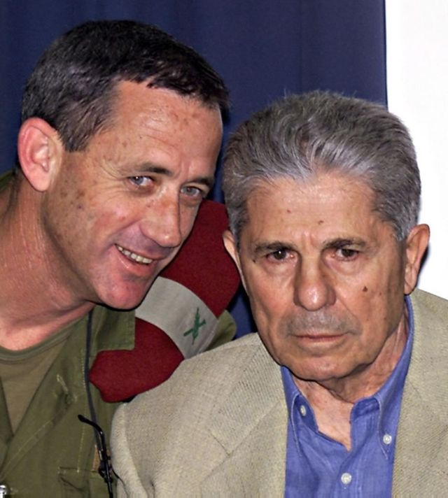 الجنرال أنطوان لحد والجنرال بيني غانتس قائد وحدة الاتصال مع لبنان بالجيش الإسرائيلي سابقا خلال مؤتمر صحفي في الثالث من أبريل/نيسان عام 2000