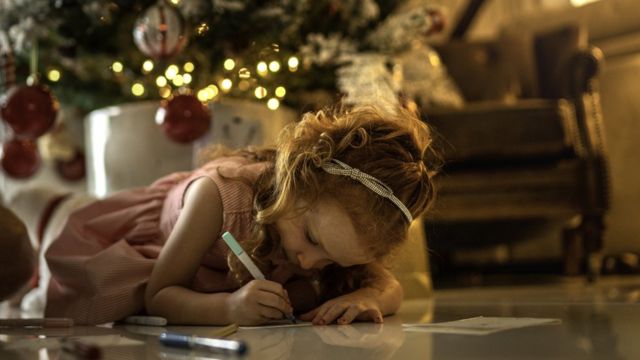 Alta expectativa das crianças em relação ao Natal é um dos fatores que fazem o tempo parecer passar mais devagar