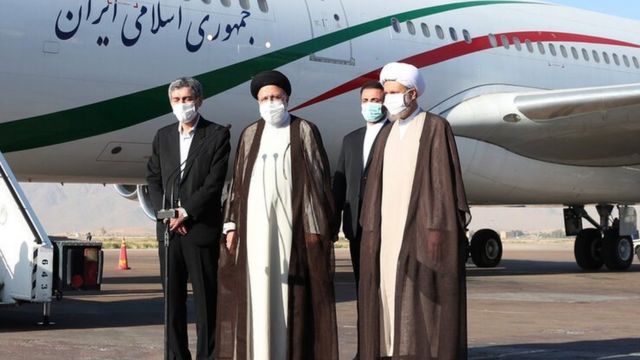 از چپ محمدهادی ایمانیه استاندار فارس، ابراهیم رئیسی رئیس جمهور و لطف اله دژکام نماینده آیت الله خامنه ای در استان فارس و امام جمعه شیراز