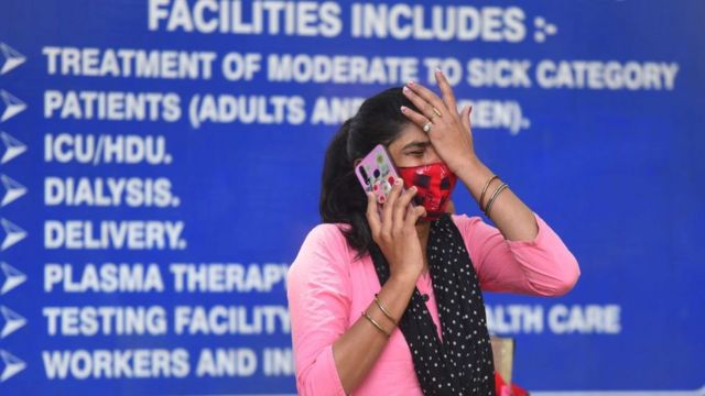 Seorang kerabat pasien Covid-19 menangis di rumah sakit Lok Nayak Jai Prakash (LNJP), India, (26/04).