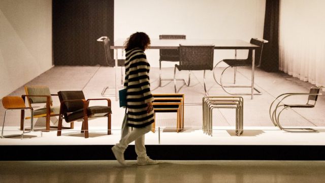 Seorang perempuan melihat furnitur karya desainer Josef Albers, bagian dari sekolah seni Bauhaus.