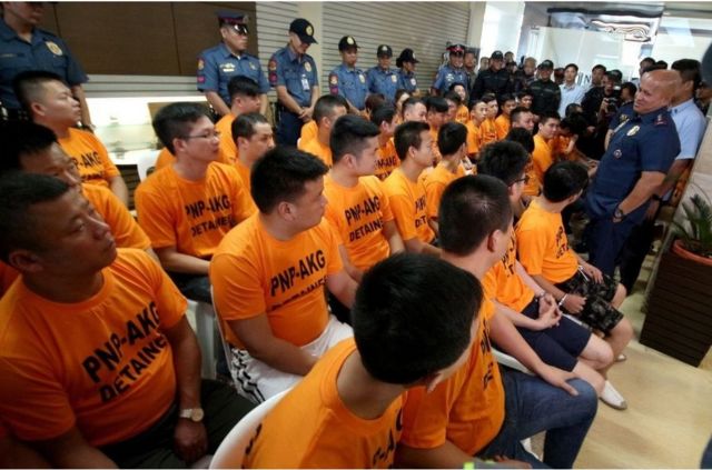 菲律宾许多绑架案都与博彩业有关（图为中国籍公民因涉与赌场有关绑架案在菲律宾遭逮捕，资料照片）。(photo:BBC)