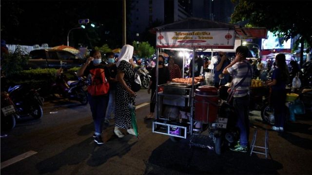 A vendor who sells fried chicken.