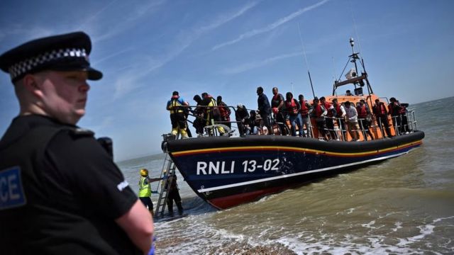 خفر السواحل البريطانية في انتظار قارب يحمل مهاجرين