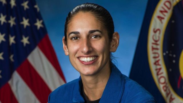 Yasmin Moghav, que realizou mais de 150 missões de combate no Corpo de Fuzileiros Navais dos EUA, também foi selecionada como candidata para o pouso na lua. 