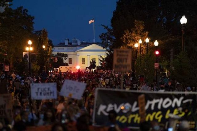 همزمان با این سخنرانی صدها تظاهرکننده در واشنگتن تجمع کردند