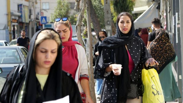 Mujeres caminan en Teherán