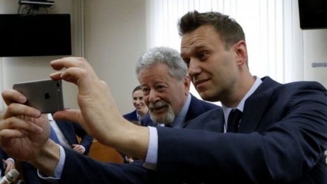 Сотто Навальный Усмановдун кызыкчылыгын коргоп жаткан белгилүү адвокат Генрих Падва менен селфи кылып жатат.