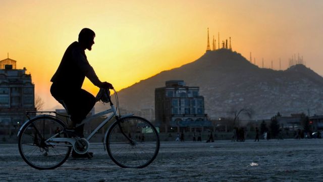 رجل يقود دراجته في منطقة شامان هوزوري في كابل في 17 مارس/آذار 2022