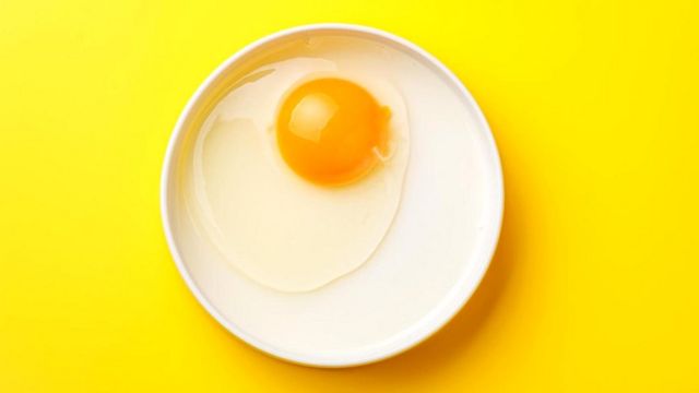 Почему сырые яйца всплывают в воде: причины и объяснения