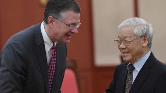 Đại sứ Hoa Kỳ tại Việt Nam Daniel J. Kritenbrink (Trái) và Tổng bí thư Chủ tịch nước Nguyễn Phú Trọng tại Hà Nội (1/2018).