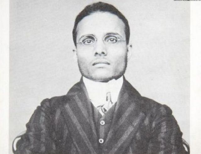 1910 மார்ச் 13 அன்று விக்டோரியா நிலையத்தில் கைது செய்யப்பட்ட பின்னர் எடுக்கப்பட்ட சாவர்க்கரின் புகைப்படம்