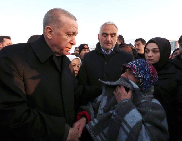 Erdogan re seúne con sobrevivientes del terremoto.