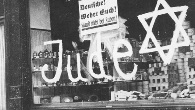 Fachada de loja dizendo para não comparem das mãos dos judeus Photo Archive, 3116/50