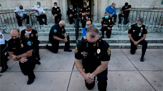 Расизмге каршы чыккандарга тилектештик билдирген полиция кызматкерлери