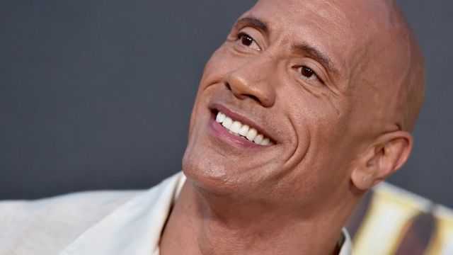 Dwayne Johnson, o The Rock, posta retrato da infância e brinca