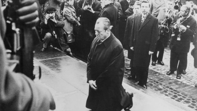 زعيم الحزب الاشتراكي الديمقراطي فيلي برانت يجثو أمام نصب تذكاري لضحايا النازية من اليهود في وارسو
