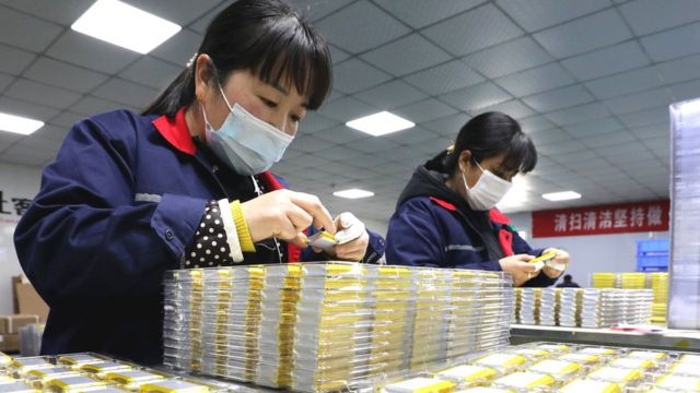 Funcionários trabalham em uma fábrica de baterias de íons de lítio em Huaibei, província de Anhui, na China