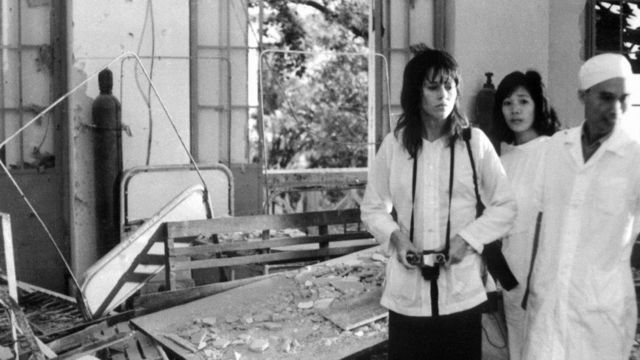 Jane Fonda thăm một bệnh viện bị trúng bom tại Hà Nội tháng 7/1972