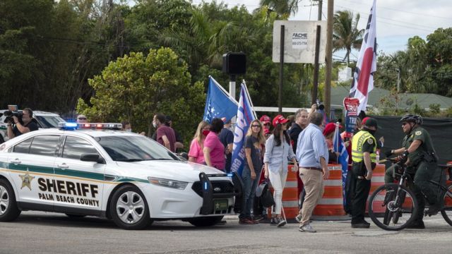 Seguidores de Trump y un vehículo del sheriff del condado de Palm Beach