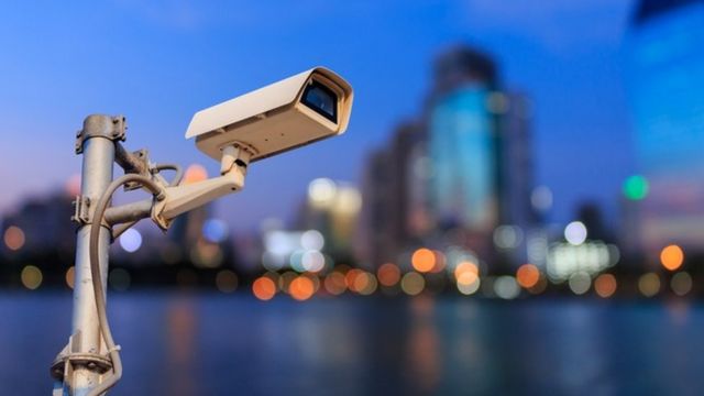Una cámara de vigilancia pública