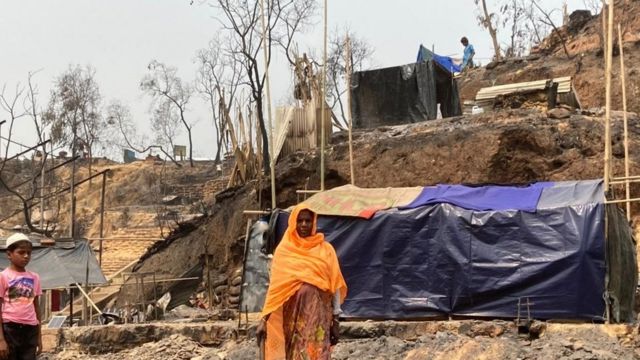 অস্থায়ী ঘরের সামনে এক নারী