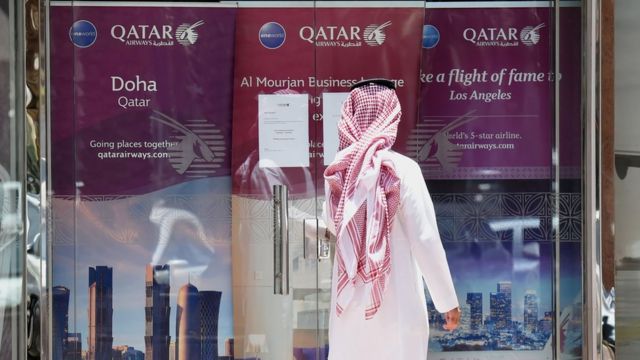 Мужчина перед офисом Qatar Airways в Эр-Рияде