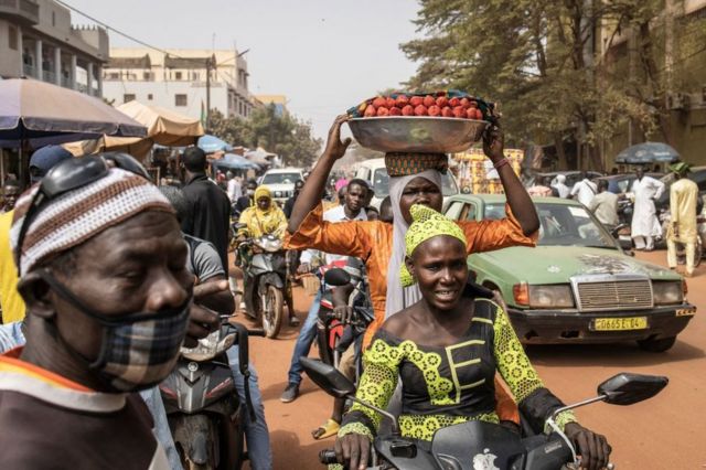 Une femme transporte des fraises dans les rues de Ouagadougou, le 28 janvier 2022. - Le Burkina Faso, théâtre d'un coup d'État militaire lundi, a été suspendu de la Communauté des États d'Afrique de l'Ouest (CEDEAO) vendredi, à l'issue d'un sommet virtuel de l'organisation dont les chefs d'État se retrouveront le 3 février à Accra pour réévaluer la situation dans ce pays