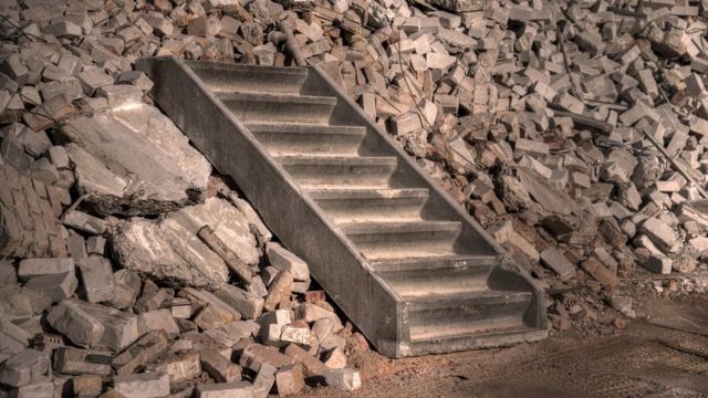 escombros con escalera de cemento