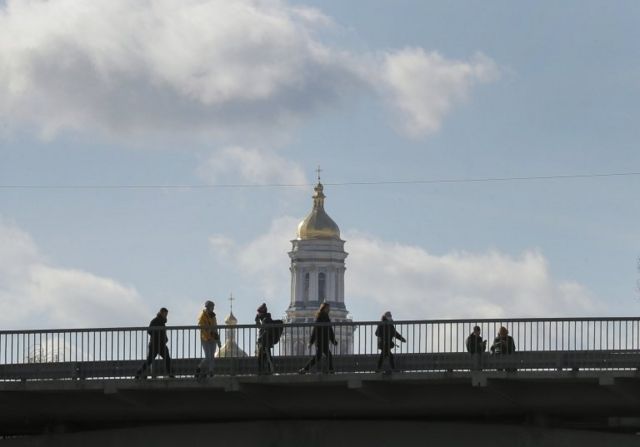 Người dân đi qua cây cầu ở Kyiv, Ukraine, ngày 20 tháng 2 năm 2022