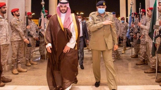 پاکستان فوج کے سربراہ جنرل قمر جاوید باجوہ سعودی عرب کے نائب وزیرِ دفاع شہزادہ خالد بن سلمان کے ہمراہ