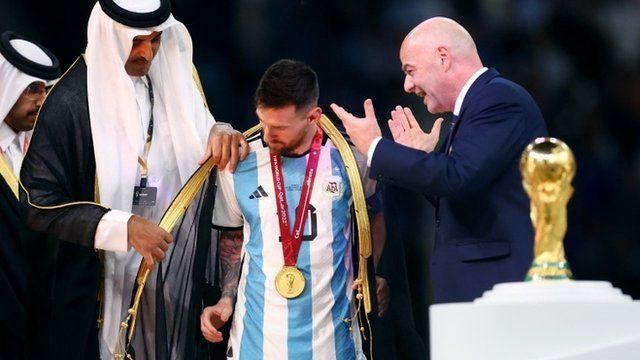 Argentina gana el Mundial: qué es el bisht, la túnica negra y dorada con la  que Messi recibió la Copa del Mundo - BBC News Mundo