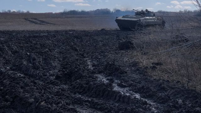 دبابة أوكرانية على مشارف بمدينة باخموت بمنطقة دونيتسك