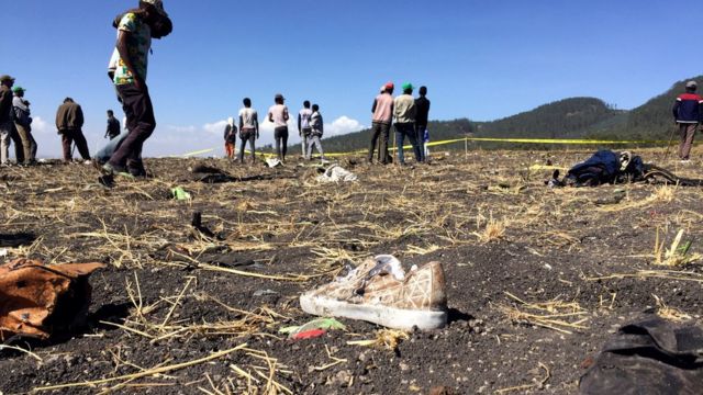Orang-orang berkumpul di lokasi jatuhnya pesawat Ethiopian Airlines penerbangan ET 302, di dekat kota Bishoftu, sebelah tenggara Addis Ababa, Ethiopia, Maret 2019.