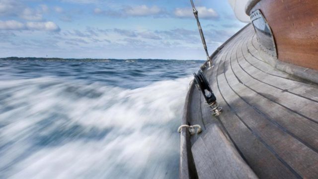 Для тех, кто страдает от морской болезни, плавание на небольшой лодке недалеко от берега может стать беспроигрышным вариантом