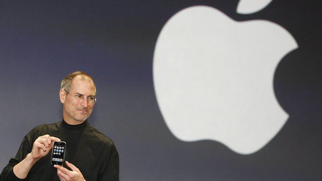 Steve Jobs com o primeiro iPhone