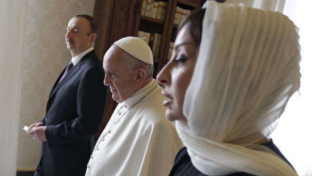 Мехрибан и Ильхам Алиевы и папа Франциск (в центре)
