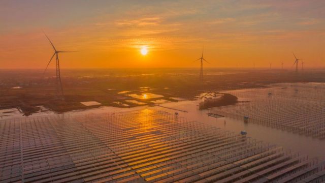 2021年全球风电和光能装机发电量猛增。(photo:BBC)