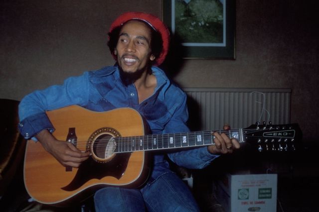 Bob Marley joue dans un hôtel à Londres en 1978.