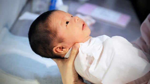 Có đúng 'nuôi con bằng sữa mẹ là tốt nhất' không? - BBC News Tiếng Việt