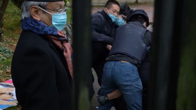 Hombre enmascarado en la protesa. Alegadamente es el consul general de China.
