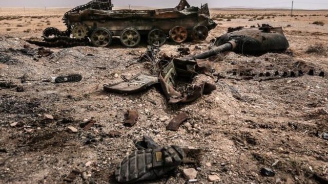Тергөө тыянагына караганда айыпталып жаткан сириялык жаран Хомстагы ок атышуу учурунда жардар же куралсыз 20 кишини атып салган.