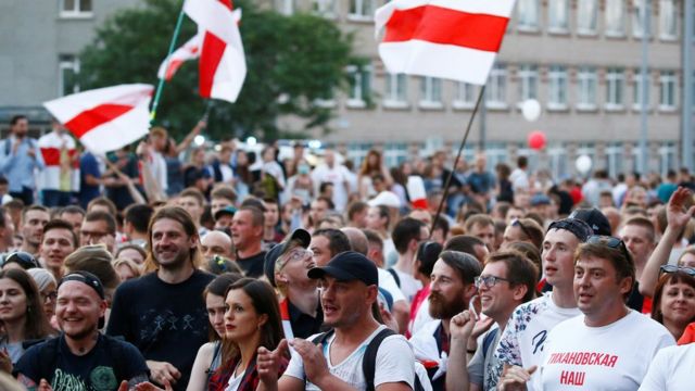 Un rassemblement de protestation contre les résultats de l'élection présidentielle devant la télévision d'État biélorusse à Minsk, le 15 août 2020.