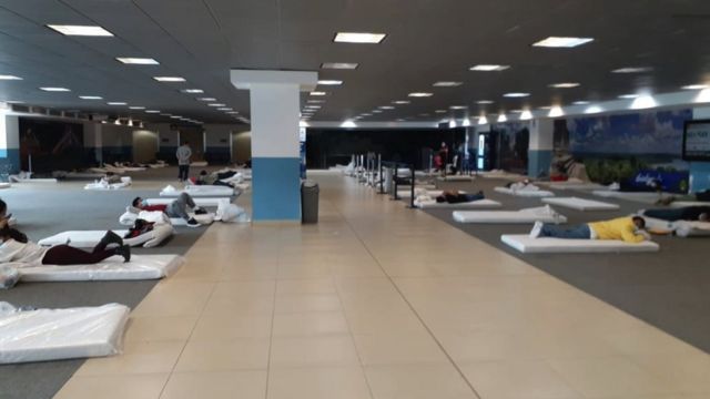 Personas deportadas durmiendo en el aeropuerto de Ciudad de Guatemala.