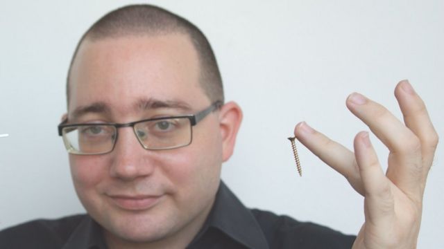 Patrick Paumen muestra un tornillo imantado a su dedo