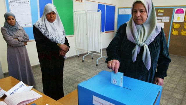 Mulheres árabes israelenses votando na vila de Jaljuliya